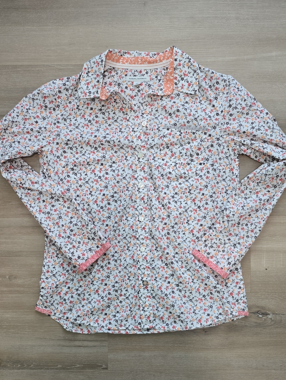 BANANA REPUBLIC White Floral Button-Front Shirt with Coral & Green Accents
